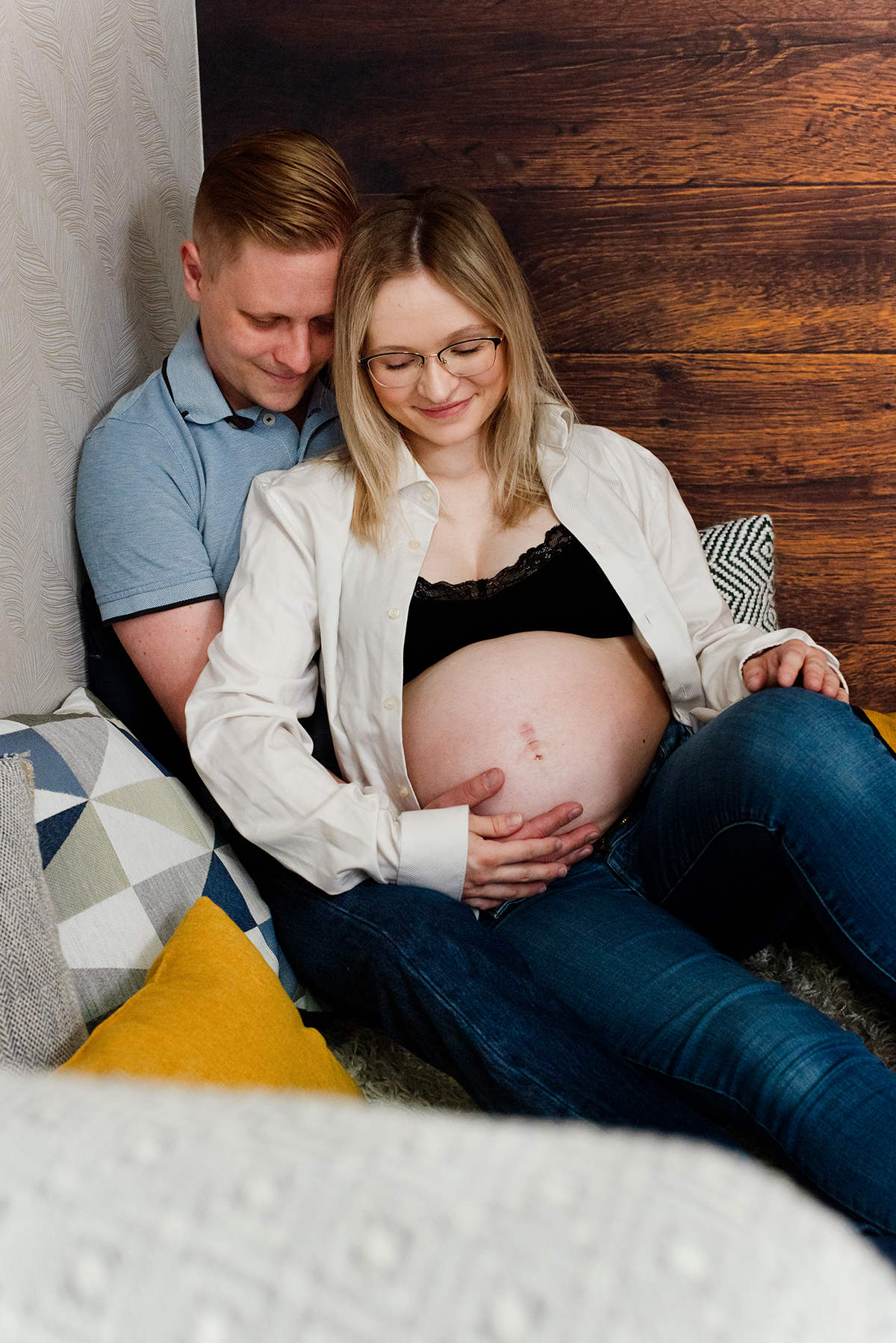 babybauch-babybelli-bauchshooting-babybauchshooting-fotoshooting-fotografchemnitz-fotografniederfrohna-fotostudioniederfrohna (10) Jessica Stephan kuscheln an Wand