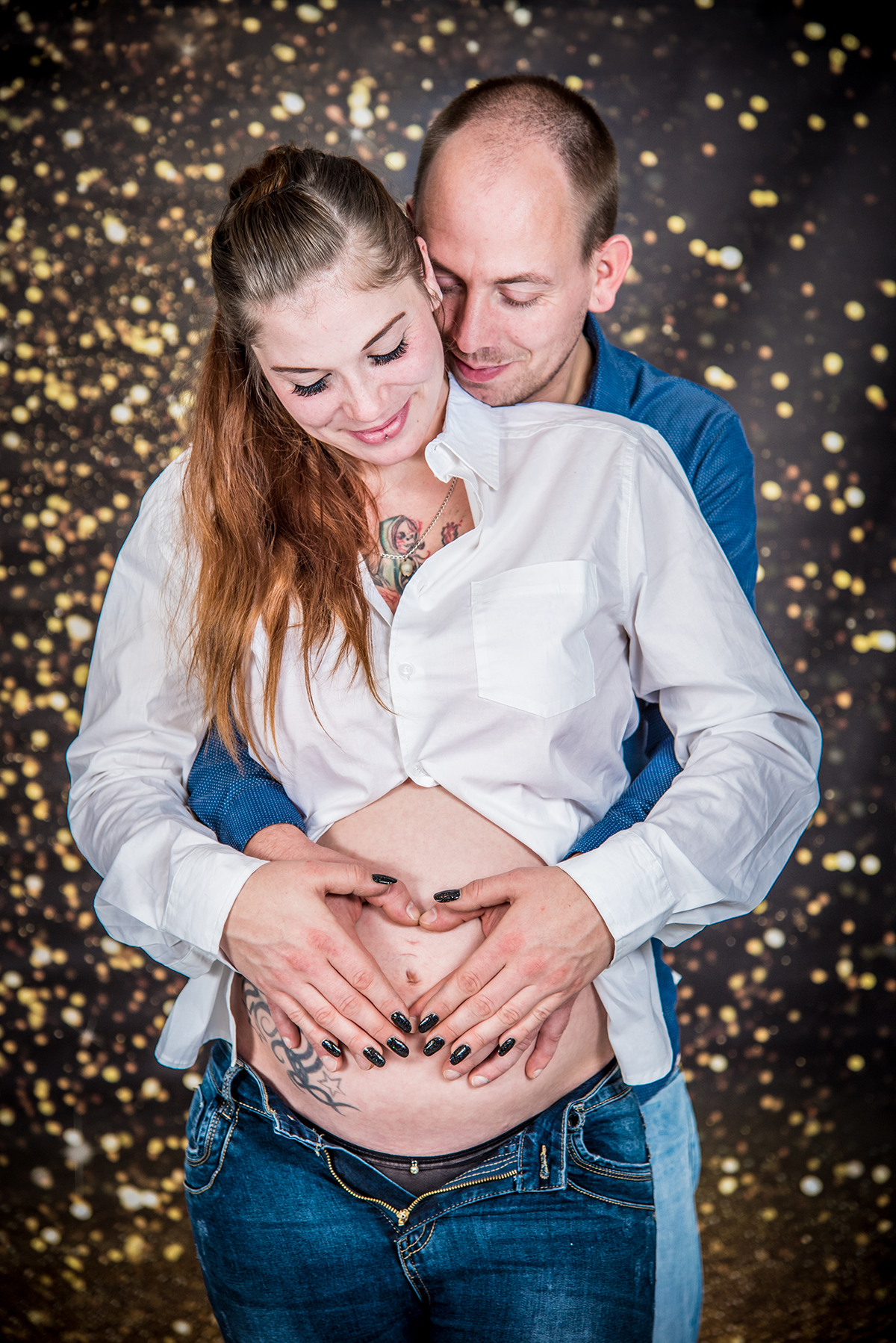babybauch-babybelli-bauchshooting-babybauchshooting-fotoshooting-fotografchemnitz-fotografniederfrohna-fotostudioniederfrohna (14) Nicole Jahn Kuscheln Frontal , Herz halten
